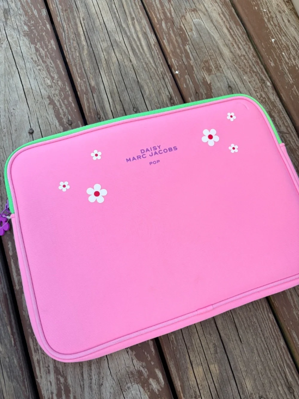 NWT Marc Jacobs Daisy Pop Laptop Case – Pink Floral